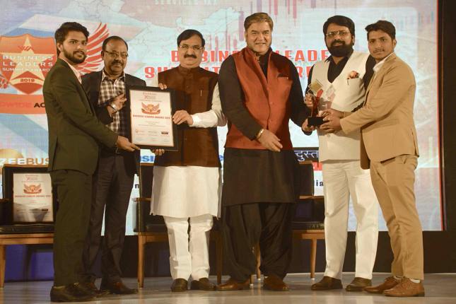 Founder Manoj Joshi Receiving award in world wide achievers summit 2019 for Best IT Solutions and Services Company in New Delhi, India